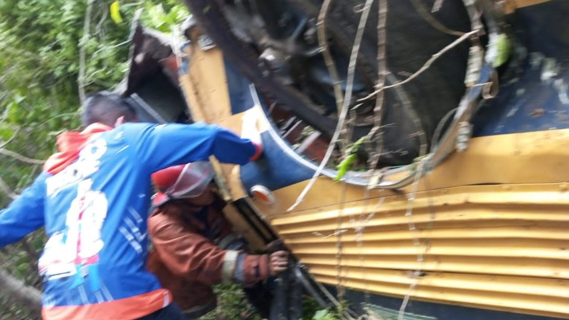 Al menos cuatro muertos y 28 heridos dejó accidente de autobús vía