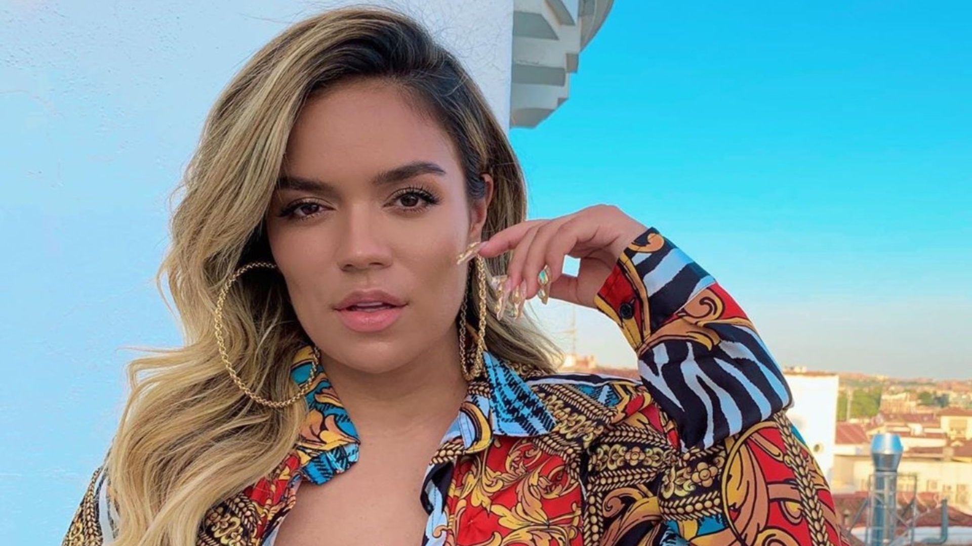 Karol G sigue sorprendiendo Ahora con un nuevo sencillo donde están J