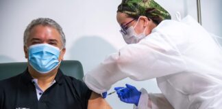 presidente Iván Duqque recibe primera dosis de vacuna ante la Covid-19