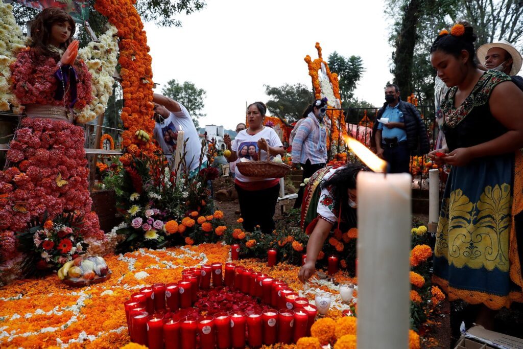 México Llena De Nuevo Los Cementerios De Colores En El Día De Muertos