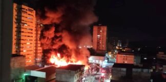 Incendio de gran magnitud consumió local comercial en Maracay