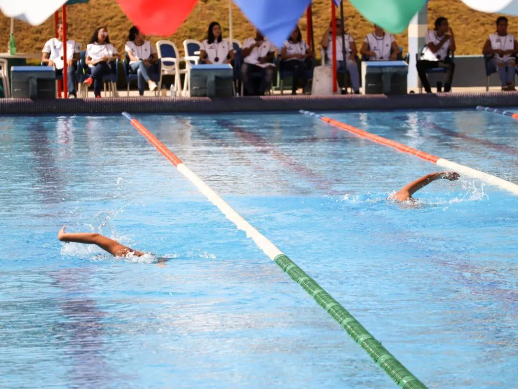 En la competencia participaron un total de 265 nadadores regionales