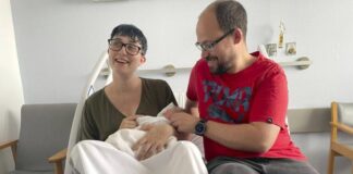 padres embarazados bañera España dar a luz