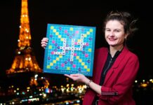 Artista francesa Chloe M con tablero de Scrabble. Foto_ Mattel_Michael Bowles
