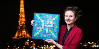 Artista francesa Chloe M con tablero de Scrabble. Foto_ Mattel_Michael Bowles