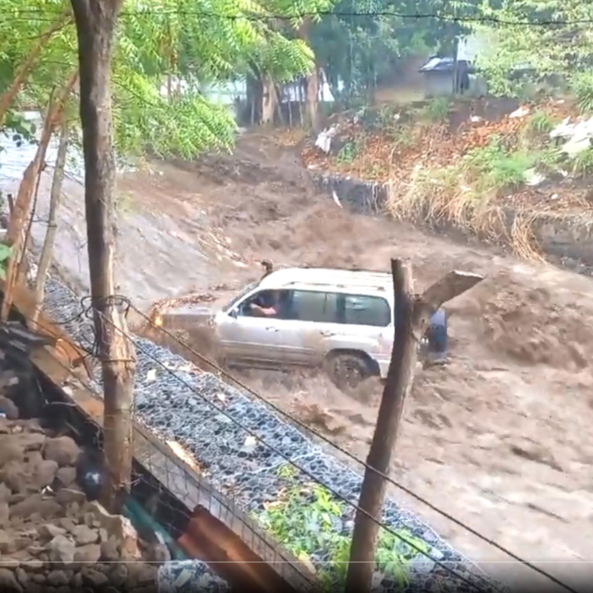 Aguacero arrastró a un hombre dentro de su camioneta (Video+)