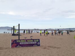 Alrededor de 100 personas practican voleibol de playa en zona costera de Urbaneja