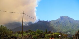 El incendio continúa sin control en La Palma, islas Canarias