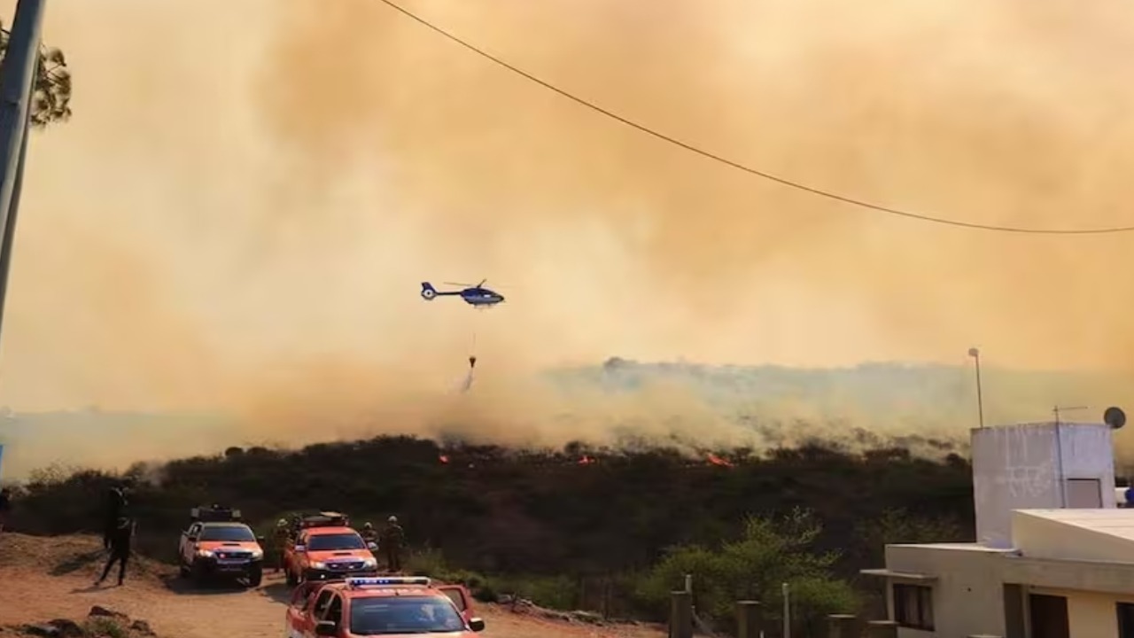 El fuego consumió cientos de hectáreas y amenaza a viviendas en Argentina