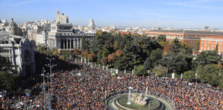 Manifestación multitudinaria contra la amnistía en la Plaza de Cibeles de Madrid España