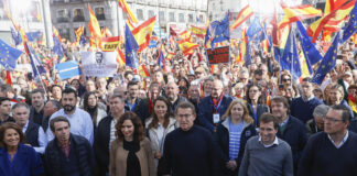 Miles de personas abarrotan el centro de Madrid en protesta por los pactos de investidura España