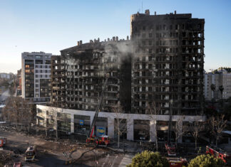 Cuatro muertos y 19 desaparecidos en el incendio de dos edificios de viviendas en València