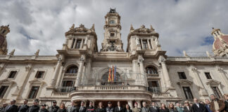 La plaza del Ayuntamiento de Valencia guarda silencio por las víctimas del incendio