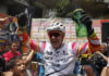El colombiano Javier Zapata se reta en las escaleras de la comuna 13 en una exhibición de biketrial