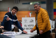 Ecuatorianos votan en referéndum Ecuador
