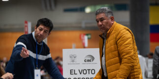 Ecuatorianos votan en referéndum Ecuador