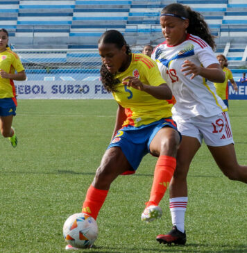Stefania Perlaza (i) de Colombia disputa un balón con Francelis Graterol de Vinotinto