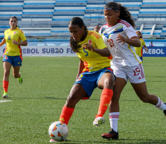 Stefania Perlaza (i) de Colombia disputa un balón con Francelis Graterol de Vinotinto