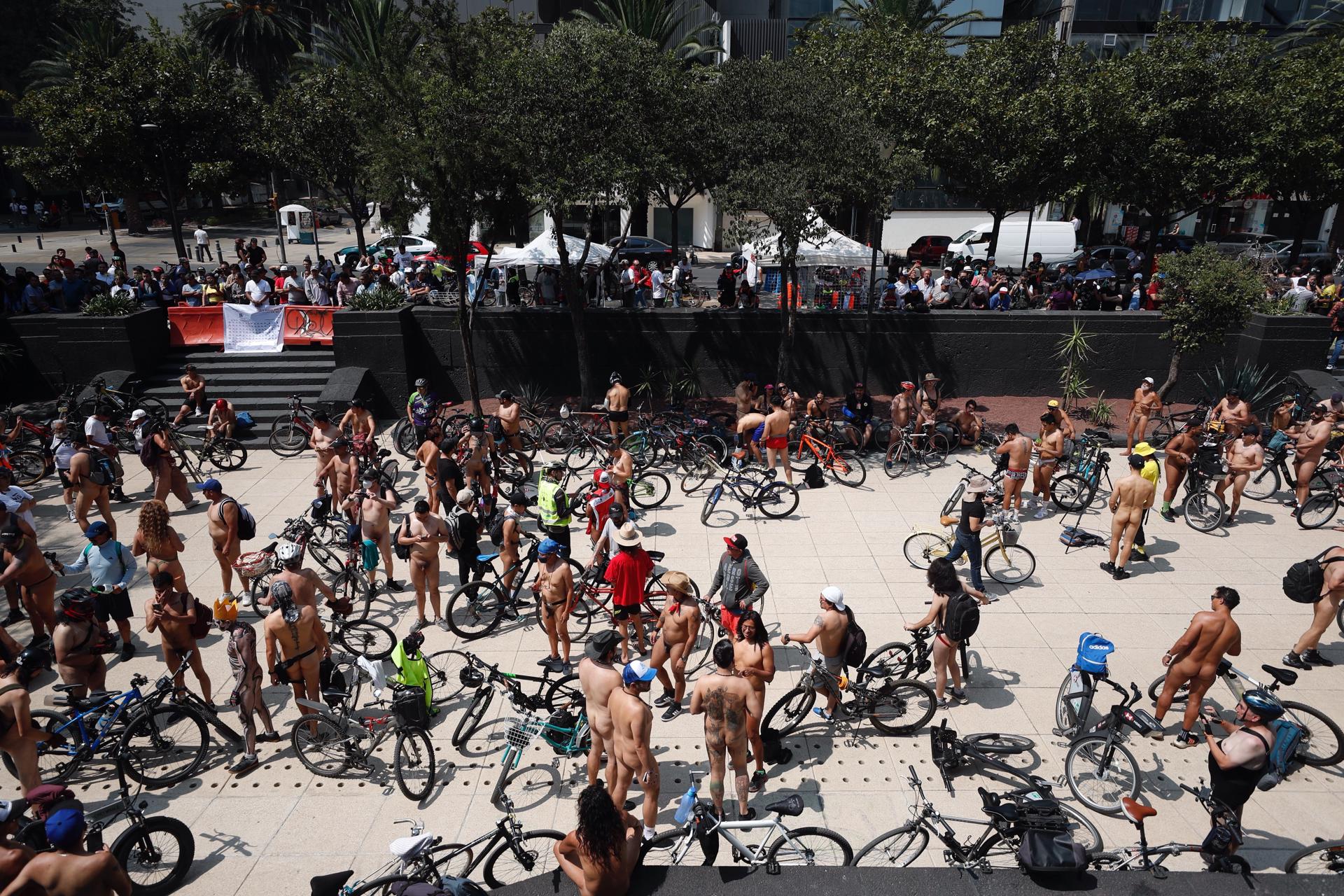 En México salieron a montar bicicletas desnudos para promover ese medio de  transporte (Fotos)