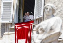 El papa Francisco preside el rezo del Ángelus en la Plaza de San Pedro París 2024