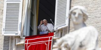 El papa Francisco preside el rezo del Ángelus en la Plaza de San Pedro París 2024
