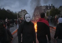 Francia afronta nueva semana de movilizaciones sociales con caceroladas y protestas